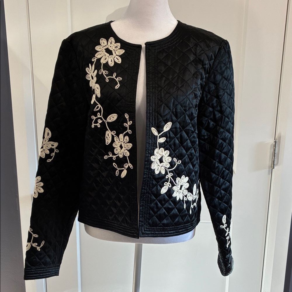 100% Silk Embroidered Black Quilted Jacket - size 12 fits medium